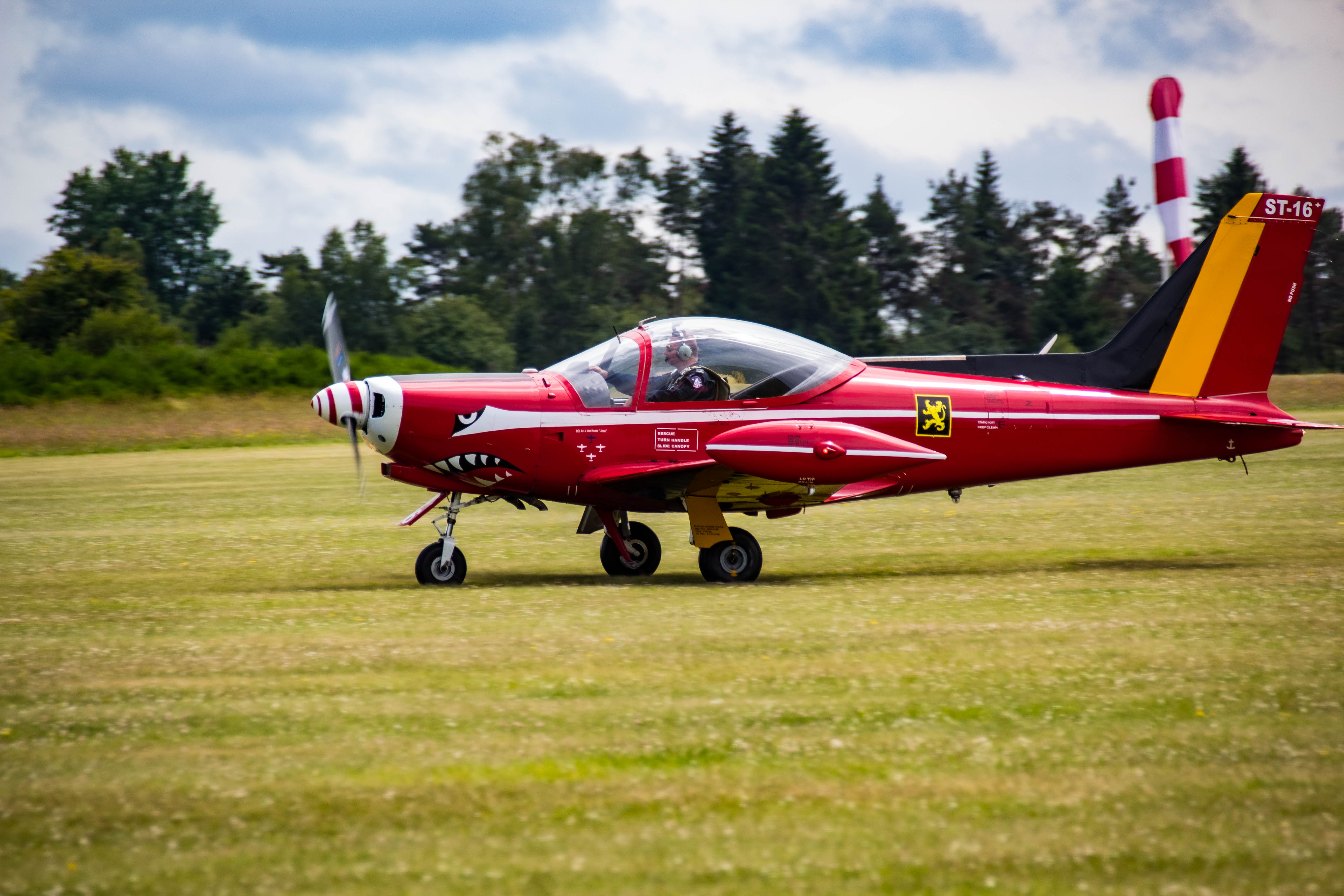 SF-260-M Marchetti Patrouille Red Devils-SF-260_M_Marchetti_6.jpg